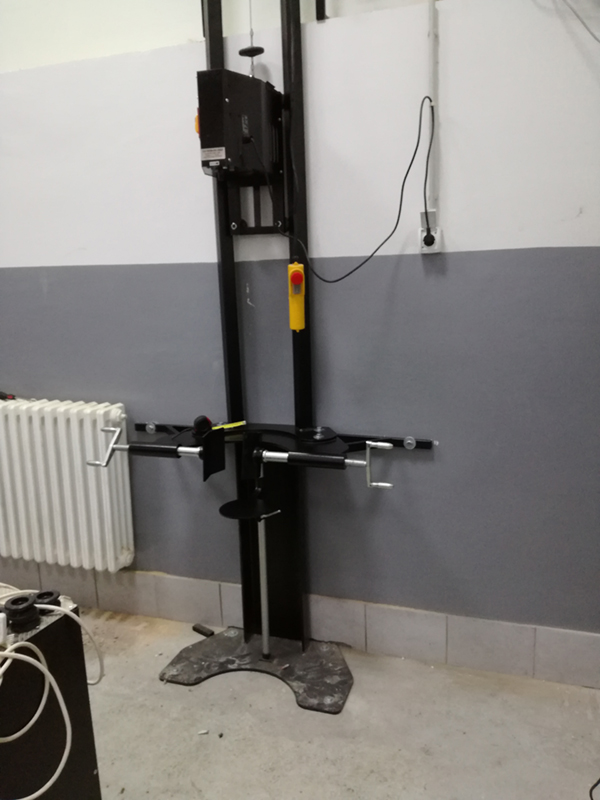 ELEKTROMOTORNI UREĐAJ SA AUTOMATSKIM POMERANJEM GLAVE ZA LANČANJE UNUTRAŠNJOSTI POSUDA TELA APARATA CO2 SA UGRAĐENOM STEGOM ZA ODVRTANJE CO2 VENTILA